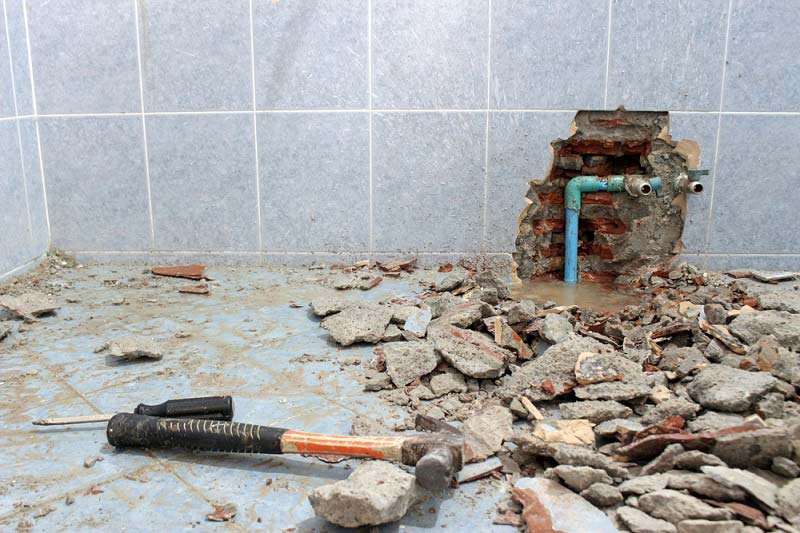 Csőtörés a fürdőszobában: minden, amit tudni érdemes